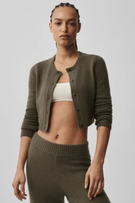 Kort cardigan i ull og kashmir fra New Class – Olive Tree
