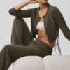 Kort cardigan i ull og kashmir fra New Class – Olive Tree