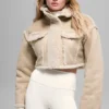 Kort jakke i imitert shearling med snøeffekt – skogbrun