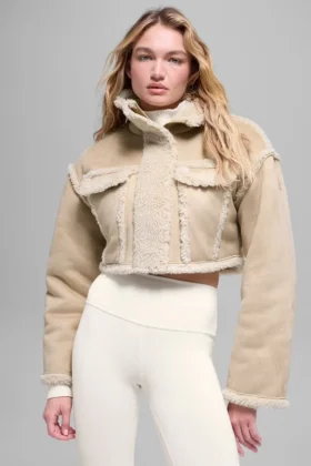 Kort jakke i imitert shearling med snøeffekt – skogbrun