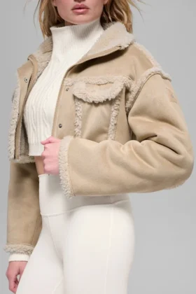 Kort jakke i imitert shearling med snøeffekt – skogbrun