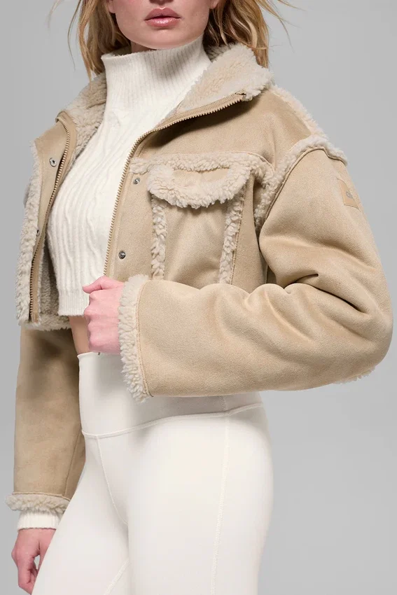 Kort jakke i imitert shearling med snøeffekt – skogbrun