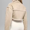 Kort jakke i imitert shearling med snøeffekt – skogbrun