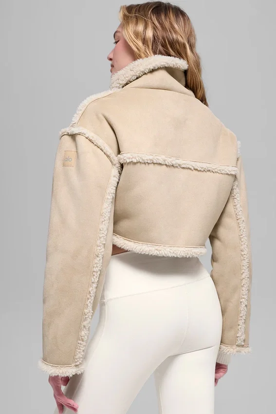 Kort jakke i imitert shearling med snøeffekt – skogbrun