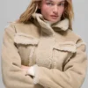 Kort jakke i imitert shearling med snøeffekt – skogbrun