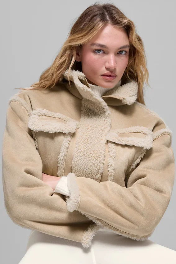 Kort jakke i imitert shearling med snøeffekt – skogbrun