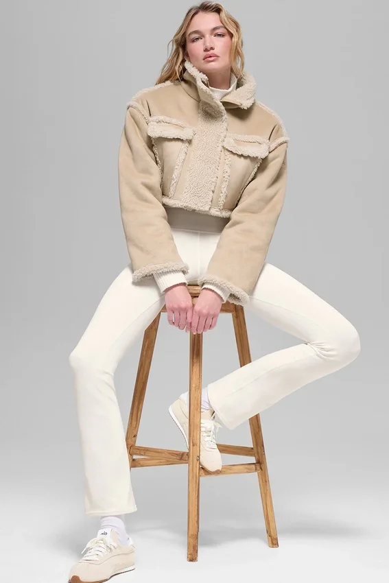 Kort jakke i imitert shearling med snøeffekt – skogbrun