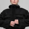 Kort jakke i imitert shearling «Snowfall» – svart