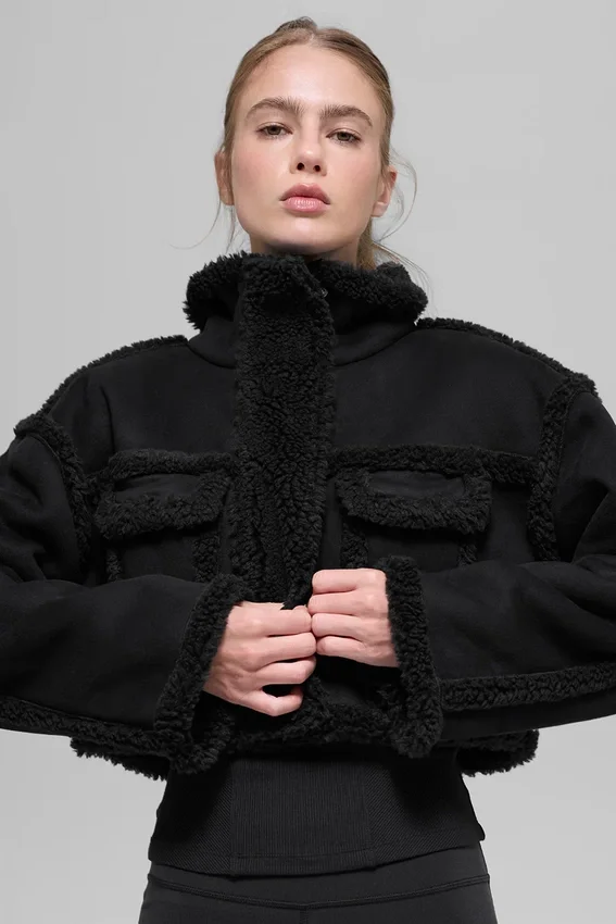 Kort jakke i imitert shearling «Snowfall» – svart
