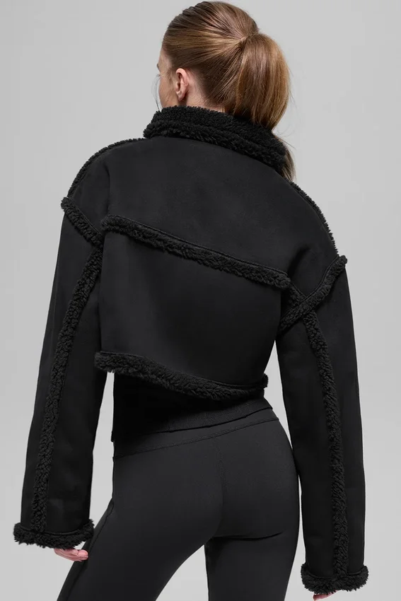 Kort jakke i imitert shearling «Snowfall» – svart