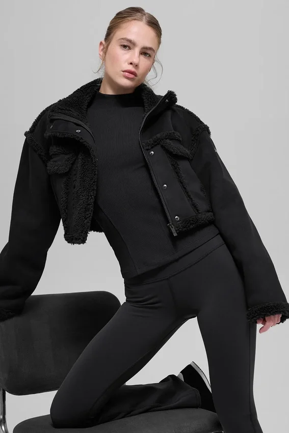 Kort jakke i imitert shearling «Snowfall» – svart