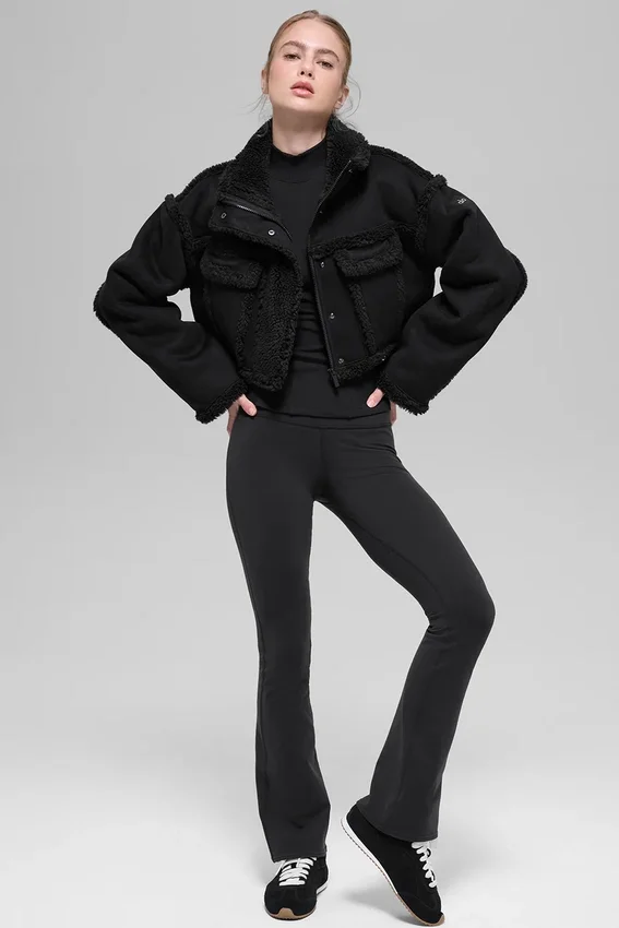Kort jakke i imitert shearling «Snowfall» – svart