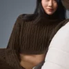 Kort, langermet turtleneck med kabelstrikk fra Winter Bliss – Espresso