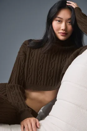 Kort, langermet turtleneck med kabelstrikk fra Winter Bliss – Espresso