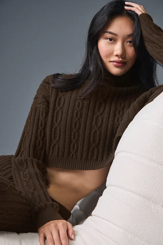 Kort, langermet turtleneck med kabelstrikk fra Winter Bliss – Espresso