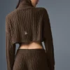 Kort, langermet turtleneck med kabelstrikk fra Winter Bliss – Espresso