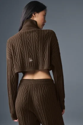 Kort, langermet turtleneck med kabelstrikk fra Winter Bliss – Espresso