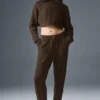 Kort, langermet turtleneck med kabelstrikk fra Winter Bliss – Espresso