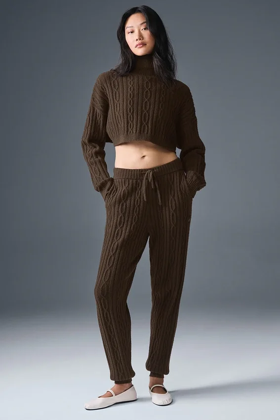Kort, langermet turtleneck med kabelstrikk fra Winter Bliss – Espresso