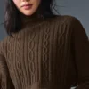 Kort, langermet turtleneck med kabelstrikk fra Winter Bliss – Espresso