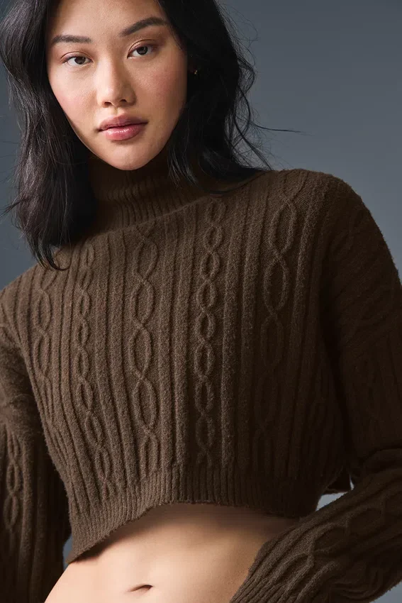 Kort, langermet turtleneck med kabelstrikk fra Winter Bliss – Espresso