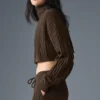 Kort, langermet turtleneck med kabelstrikk fra Winter Bliss – Espresso