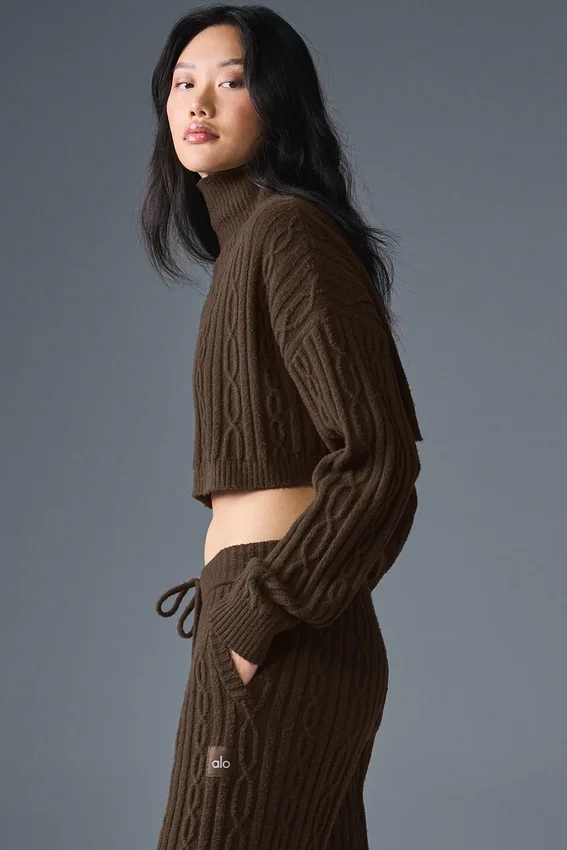 Kort, langermet turtleneck med kabelstrikk fra Winter Bliss – Espresso