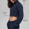 Kort, langermet turtleneck med kabelstrikk fra Winter Bliss – Navy