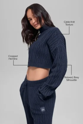 Kort, langermet turtleneck med kabelstrikk fra Winter Bliss – Navy