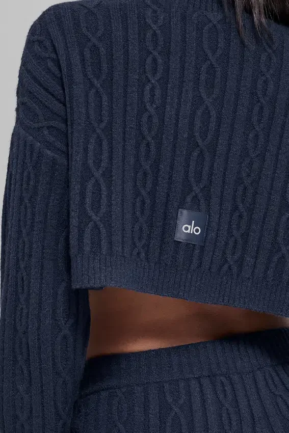 Kort, langermet turtleneck med kabelstrikk fra Winter Bliss – Navy