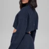 Kort, langermet turtleneck med kabelstrikk fra Winter Bliss – Navy