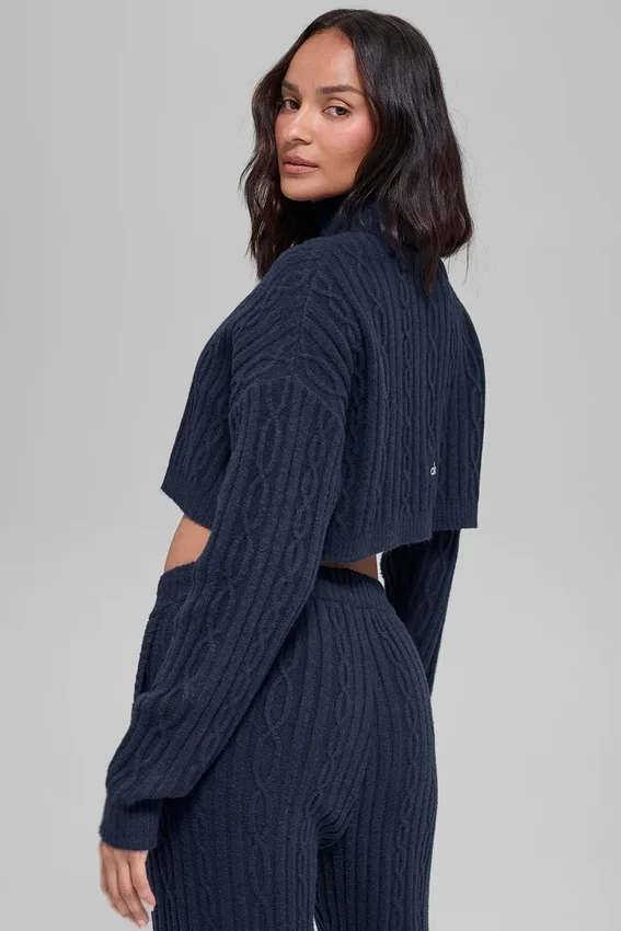 Kort, langermet turtleneck med kabelstrikk fra Winter Bliss – Navy