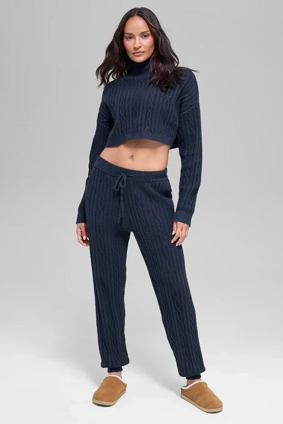 Kort, langermet turtleneck med kabelstrikk fra Winter Bliss – Navy