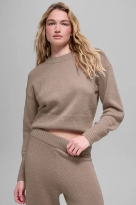 Kort New Class-strikkegenser med rund hals i ull og kashmir – Chai Latte