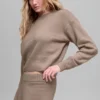 Kort New Class-strikkegenser med rund hals i ull og kashmir – Chai Latte