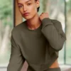Kort Sway-genser med rund hals – Olive Tree