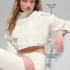 Kort vinterbluse med høyhals og langermet design i kabelstrikk – Winter Bliss – Ivory