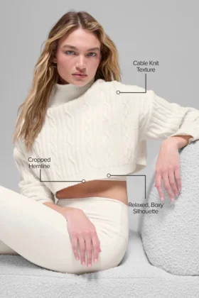 Kort vinterbluse med høyhals og langermet design i kabelstrikk – Winter Bliss – Ivory