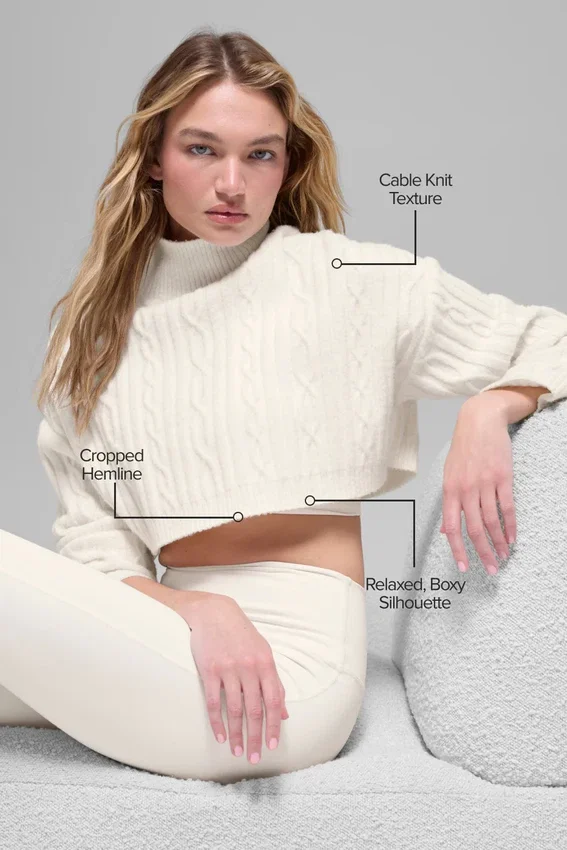 Kort vinterbluse med høyhals og langermet design i kabelstrikk – Winter Bliss – Ivory