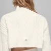 Kort vinterbluse med høyhals og langermet design i kabelstrikk – Winter Bliss – Ivory