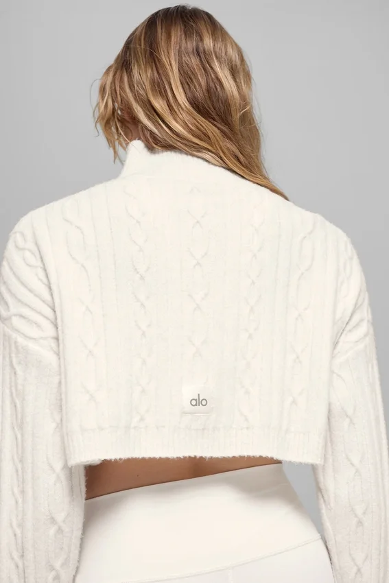 Kort vinterbluse med høyhals og langermet design i kabelstrikk – Winter Bliss – Ivory