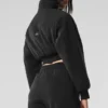 Kort vinterjakke i polar fleece – svart