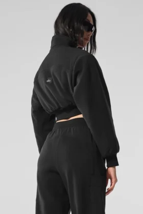 Kort vinterjakke i polar fleece – svart