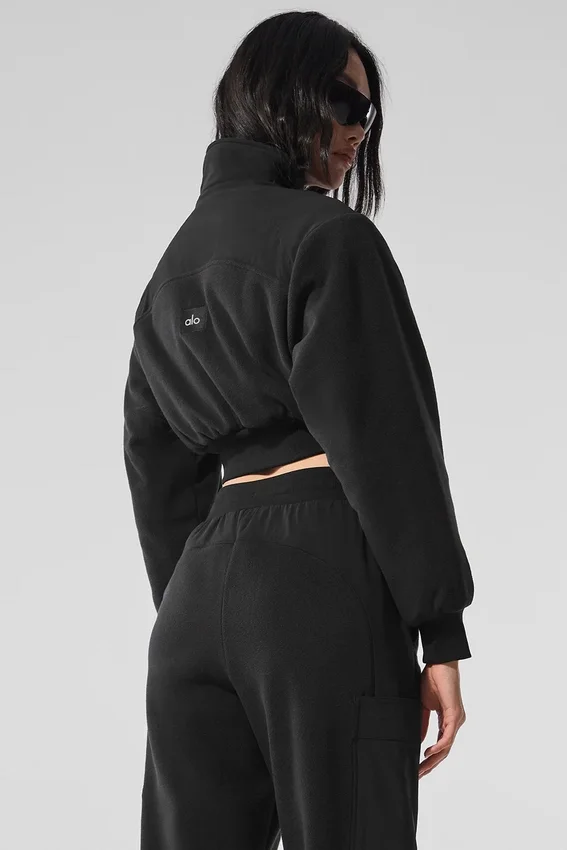 Kort vinterjakke i polar fleece – svart