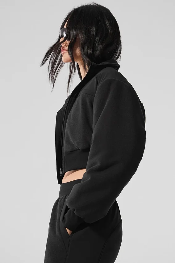 Kort vinterjakke i polar fleece – svart