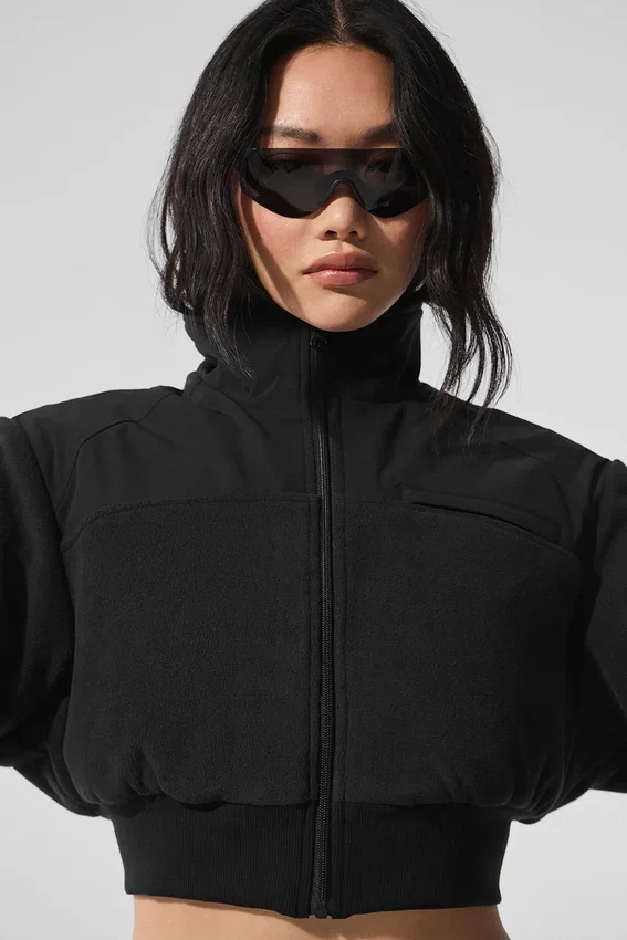 Kort vinterjakke i polar fleece – svart