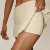 My Serve-tennisskjørt i bomull og kashmir med High-Waist-design – sandbeige/hvit