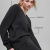 New Class oversized strikkegenser i ull og kashmir med V-hals – svart