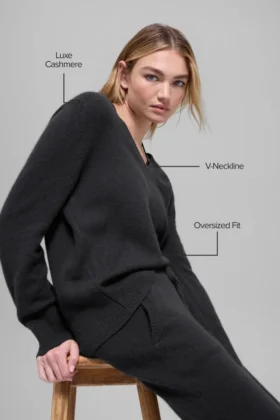 New Class oversized strikkegenser i ull og kashmir med V-hals – svart