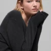 New Class oversized strikkegenser i ull og kashmir med V-hals – svart